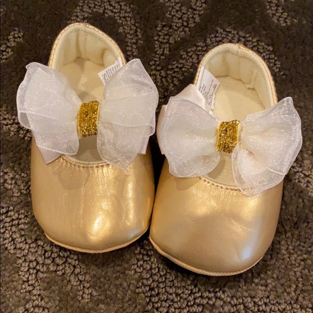 Metallic gold shoes for baby girl